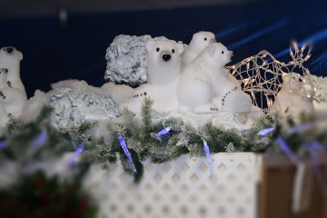 Holiday snow bears