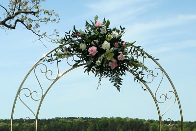 Wedding arch arrangement